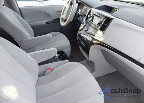 2014 Toyota Sienna Le V6 8 Passenger z USA, uszkodzony, nr VIN 5TDKK3DC7ES444442